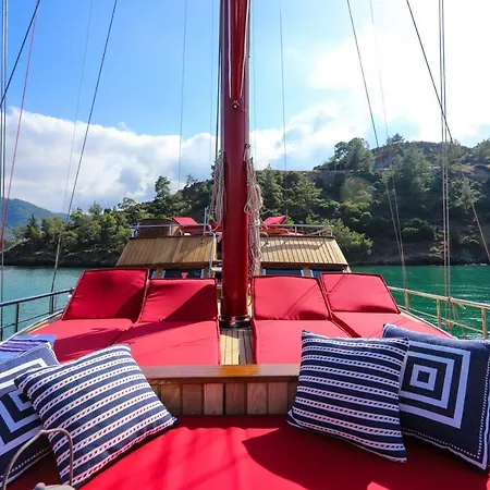 Botel Blue Voyage Yacht Charter
